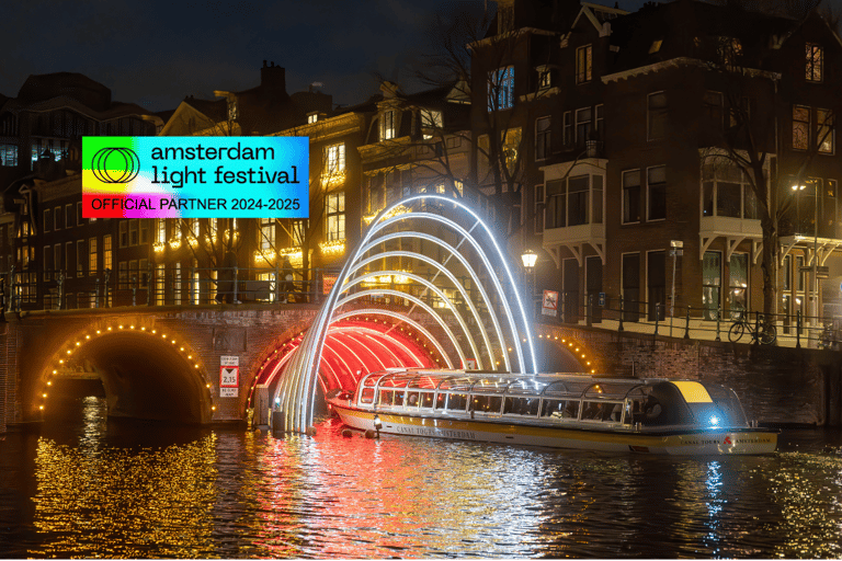 Amsterdam: Cozy Light Festival Cruise with Hot Chocolate