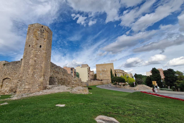 Barcelona: Private Day Trip | Roman Tarragona & Sitges Charm Private Day Trip in Portuguese