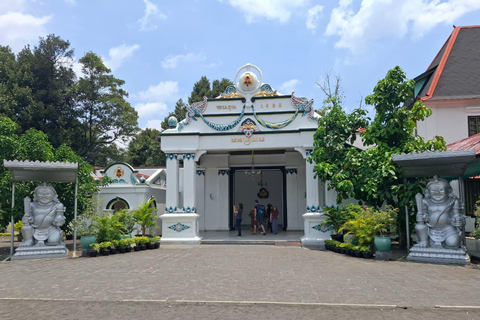 Yogyakarta: Sultan Palace and Water castle Guided Tour Malioboro, Sultan Palace, and Water castle guided tour