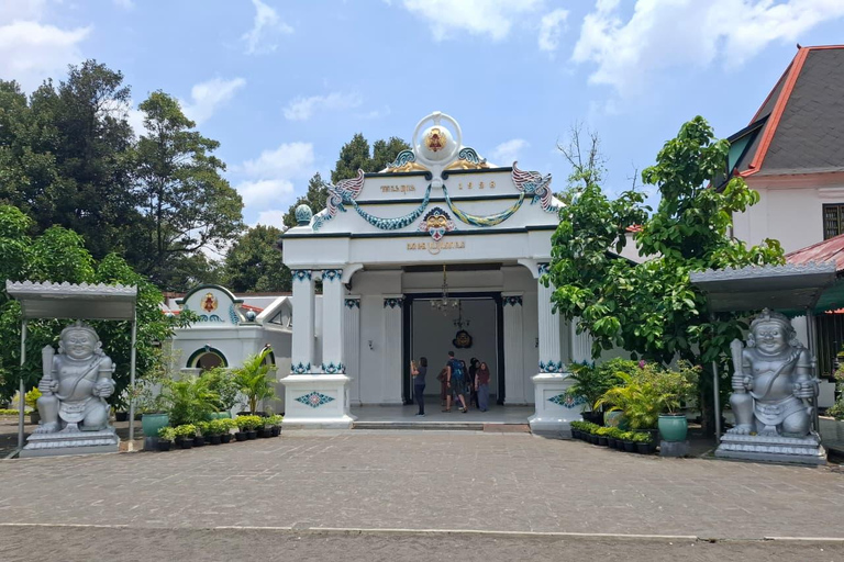 Yogyakarta: Sultan Palace and Water castle Guided Tour Water castle Guided Tour