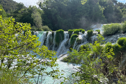 Zadar: wycieczka do wodospadów Krka, rejs statkiem i kąpielPopołudniowa wycieczka z Zadaru do Krki z biletami i rejsem