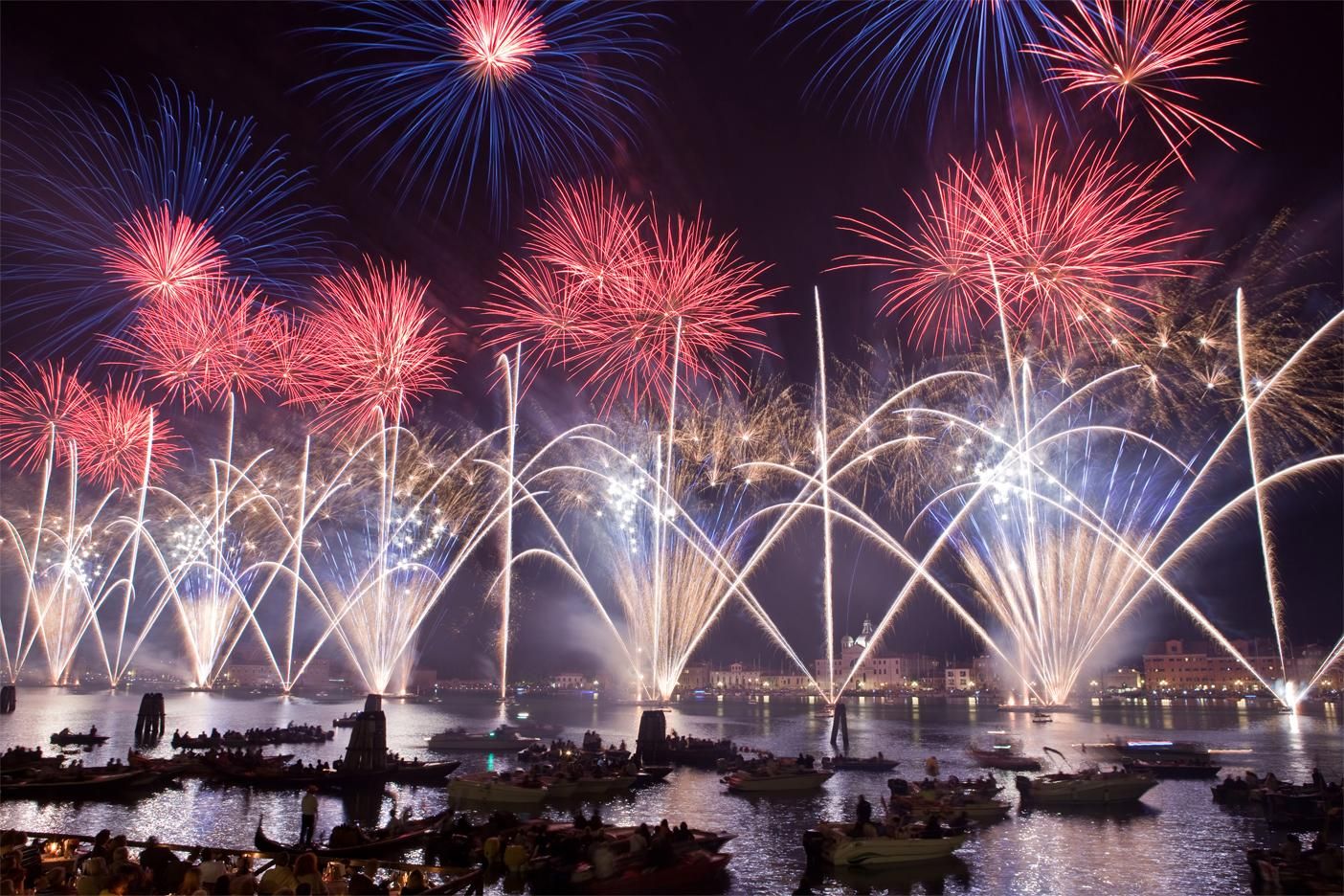 Cannes: Feuerwerk von Mandelieu aus mit einem privaten Boot