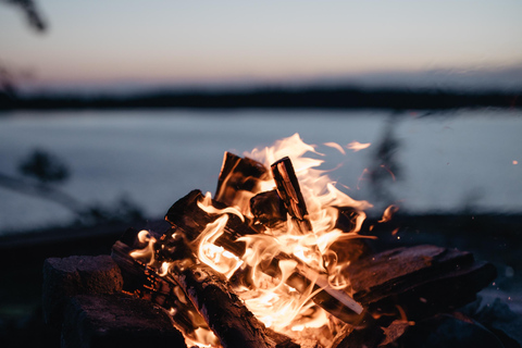 Helsinki: Mitternachtssonnen-Kajaktour mit Lagerfeuer