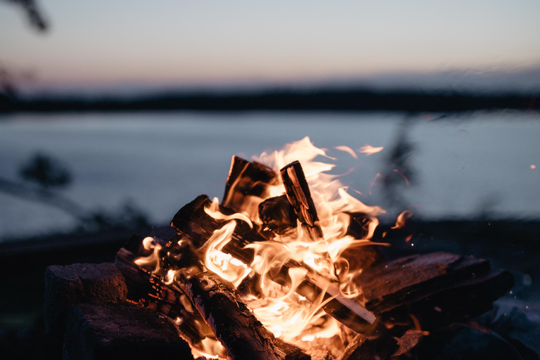 Helsinki : Excursion en kayak au soleil de minuit avec feu de camp