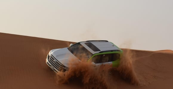 Dubai: Safari durch die roten Dünen, Quadfahren, Kamelritt, BBQ-Abendessen