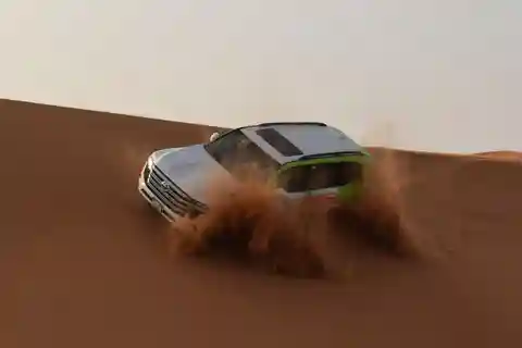 Dubai: Safari pe dunele roșii, quad, plimbare cu cămila, cină cu grătar