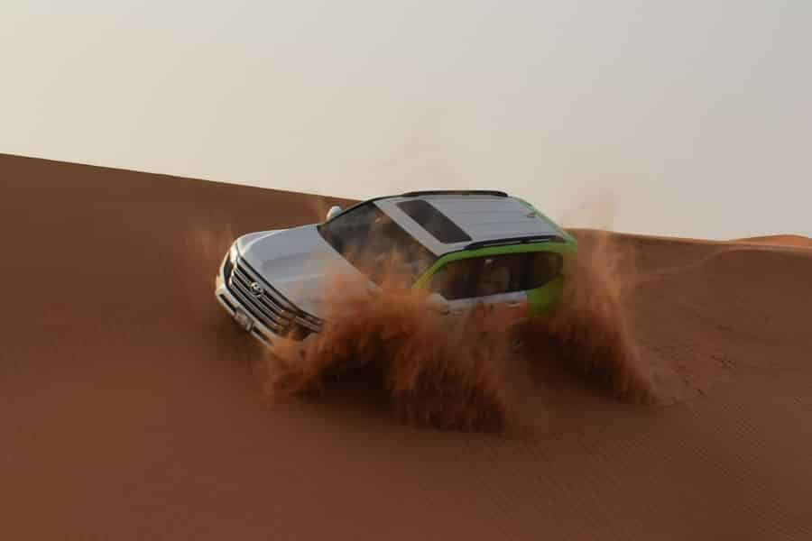 Dubai: Safari durch die roten Dünen, Quadfahren, Kamelritt, BBQ-Abendessen. Foto: GetYourGuide