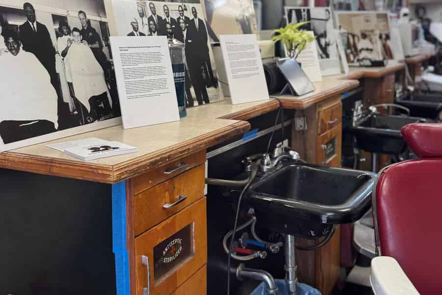 Black Austin Tours: Geschichte des Ideal Barber Shops & Wandgemälde. Foto: GetYourGuide
