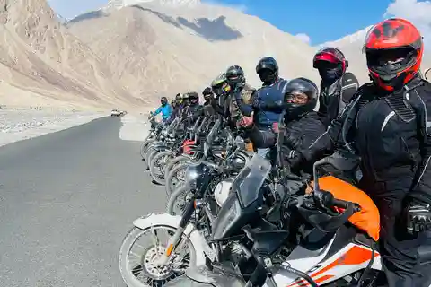 From Manali: 10-Day Motorbike Tour to Leh and Srinagar