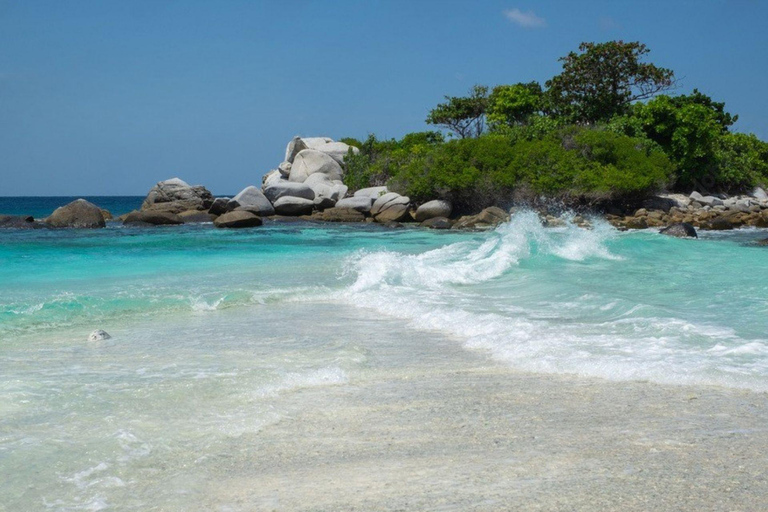 Phuket : excursion en yacht avec déjeuner sur les îles Coral et RachaPhuket : excursion en yacht vers les îles Coral et Racha avec déjeuner