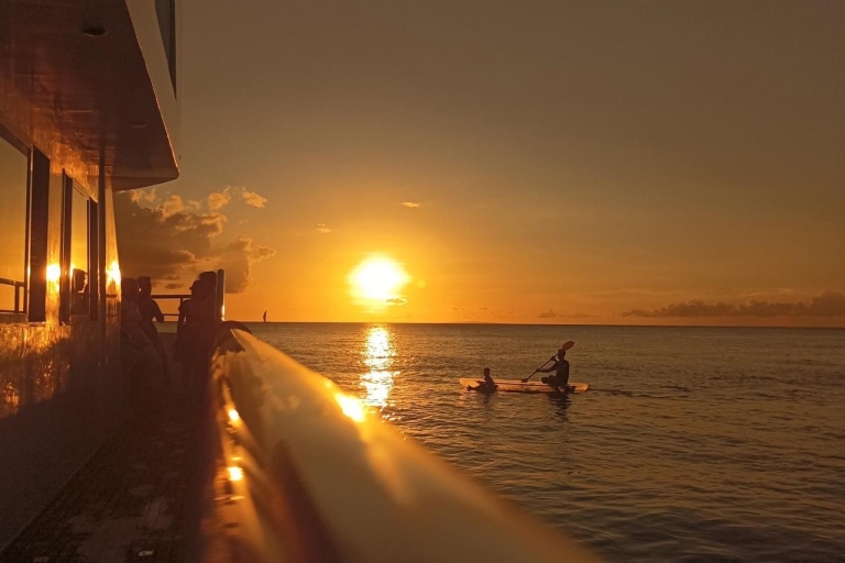 Boracay: barco de fiesta al atardecer con aperitivos