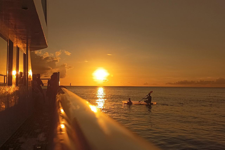 Boracay: barco de fiesta al atardecer con aperitivosBoracay: fiesta en yate de dos pisos al atardecer con refrigerios