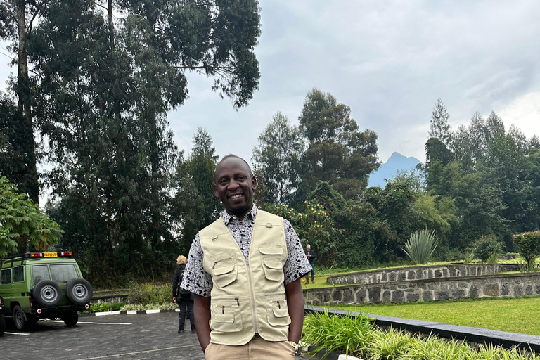 1 giorno di trekking con i gorilla e il centro di ricerca di Karisoke, Volcanoes NP