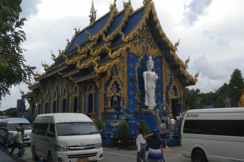 Från Chiang Mai: Dagsutflykt till Chiang Rais tempelFrån Chiang Mai: Chiang Rais livfulla rundtur bland templen