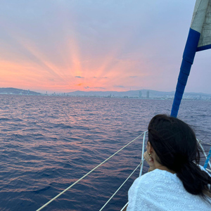 Barcelona: Segelbootfahrt bei Sonnenuntergang mit Getränken und Snacks