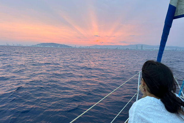 Barcellona: Crociera in barca a vela al tramonto con bevande e snack