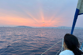 Barcelona: Sunset Sailboat Cruise with Drinks and Snacks