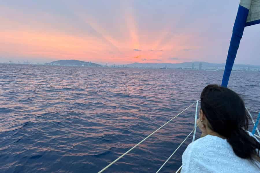 Barcelona: Segelbootfahrt bei Sonnenuntergang mit Getränken und Snacks. Foto: GetYourGuide Barcelona: Segelbootfahrt bei Sonnenuntergang mit Getränken und Snacks. Foto: GetYourGuide