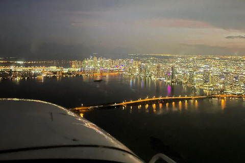 Miami Beach: Night Lights Private Air Tour - Kostenloser ChampagnerMiami Beach: Private Nachttour im Flugzeug - Champagner gratis