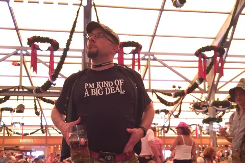 Tour dell'Oktoberfest e prenotazione di un tavolo presso un grande tendone