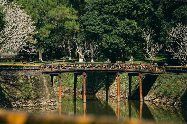 Hue: Excursión de un día a los lugares más destacados con conductor de habla inglesaPuedes elegir visitar 5 destinos