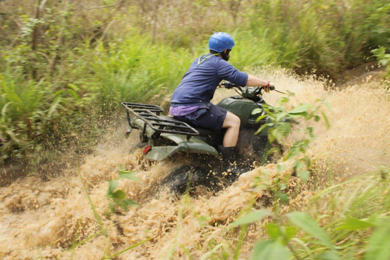 Uluwatu: Mud ATV Quad Bike Adventure Guided TourTandem-ATV-Fahrt mit Treffpunkt