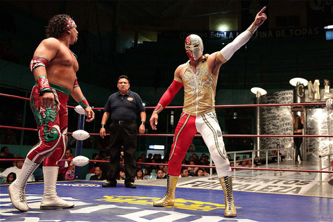 Puebla: Espectáculo icónico de lucha libre profesional con cena y bebida