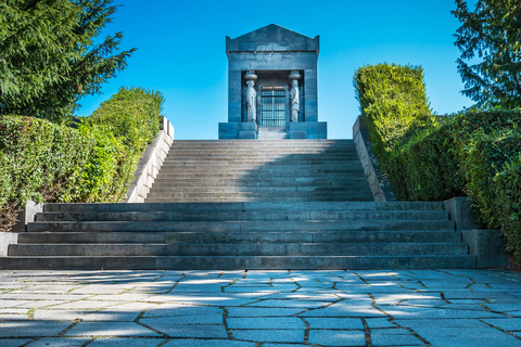 Musée Tito et montagne Avala avec voiture rétro