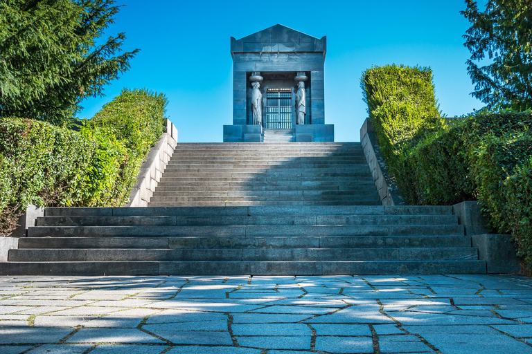 Musée Tito et montagne Avala avec voiture rétro