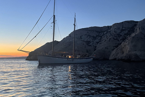 Marsella: Crucero en velero al atardecer con cena y bebidas