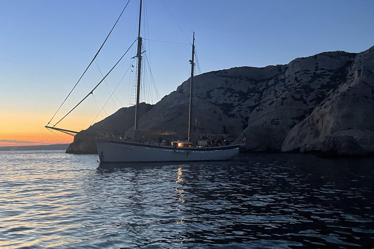 Marseille : Voilier au coucher du soleil, dîner et boissons