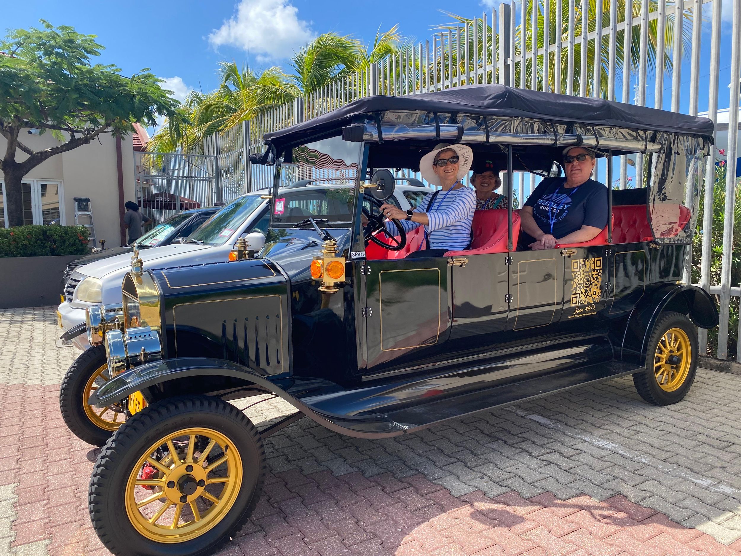 Stadtführung in einem Oldtimer-Modell T-Replikat