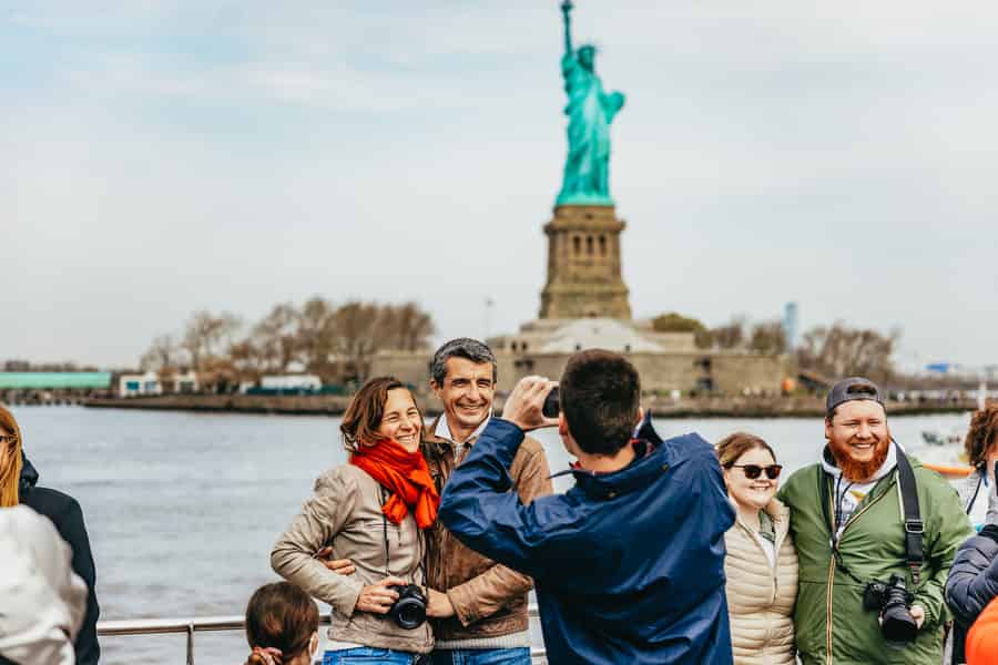 NYC: 2,5-stündige Best-of-NY-Bootstour mit Skip-The-Box-Office. Foto: GetYourGuide NYC: 2,5-stündige Best-of-NY-Bootstour mit Skip-The-Box-Office. Foto: GetYourGuide