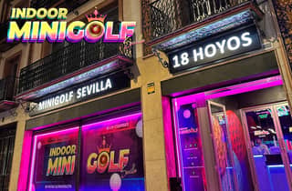 Sevilla: Indoor-UV-Minigolf mit 18 Löchern