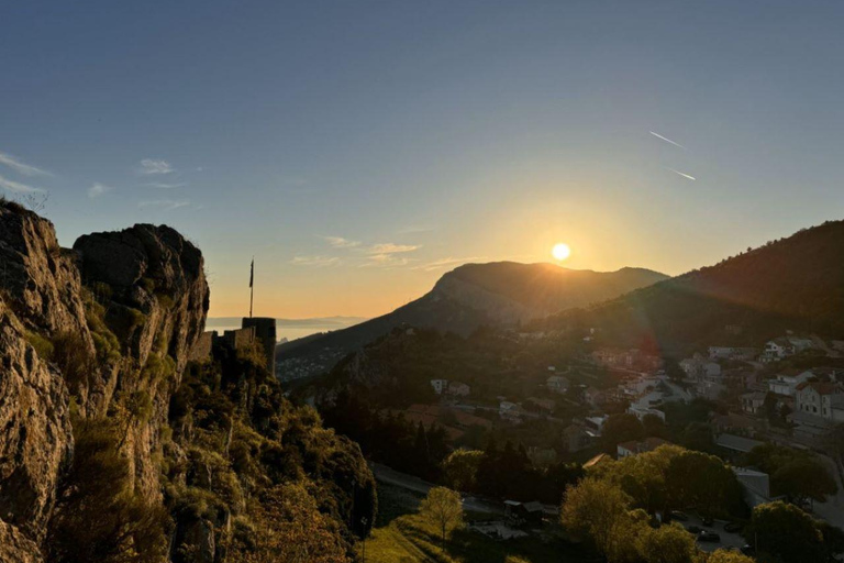 Split: Visita panorámica de la ciudad al atardecer en KlisExcursión nocturna al atardecer en Klis