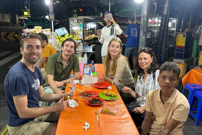 Jakarta: avondwandeltour met snacks en dinerJakarta: nachtelijke wandeltour met snacks en diner