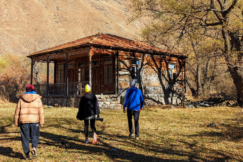 Tbilissi : excursion écologique d&#039;une journée à Kazbegi en voiture électriqueTbilissi : Excursion écologique d&#039;une journée à Kazbegi en voiture électrique