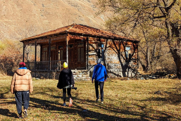 Tbilissi : excursion écologique d&#039;une journée à Kazbegi en voiture électriqueTbilissi : Excursion écologique d&#039;une journée à Kazbegi en voiture électrique
