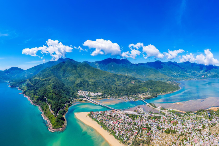 Von Hue aus: Privater Autotransfer nach Hoi An mit landschaftlich reizvollen Stopps