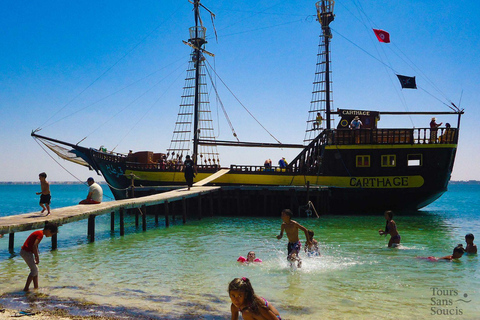 Djerba: Ksar Ghilane e barco pirata – 2 dias de aventura e descobertaDjerba: Ksar Ghilane e Barco Pirata – 2 dias de aventura e descoberta