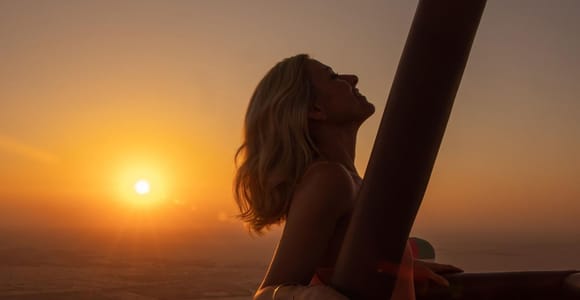 Dubai: Hot Air Balloon Ride in Vintage Land Rover Experience
