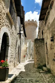 Erkunden Sie ein mittelalterliches Dorf im Nationalpark Gran Sasso Erkunden Sie ein mittelalterliches Dorf im Nationalpark Gran Sasso