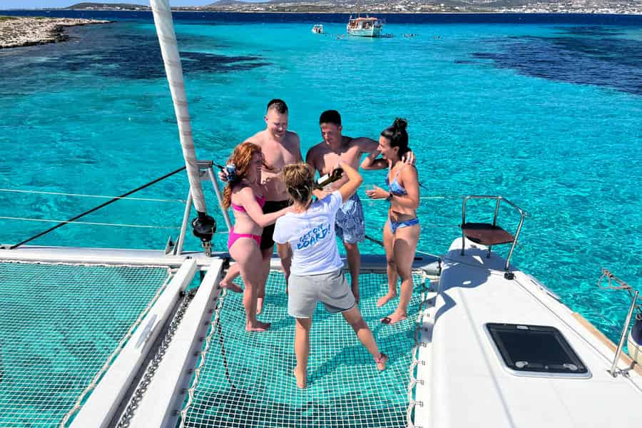 Paros: Katamaran-Kreuzfahrt mit Schwimmen, Mahlzeit und Getränken. Foto: GetYourGuide