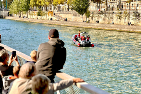 Paris: Day or Evening River Cruise with Musical Ambiance Paris: Evening River Cruise with Musical Ambiance & Postcard