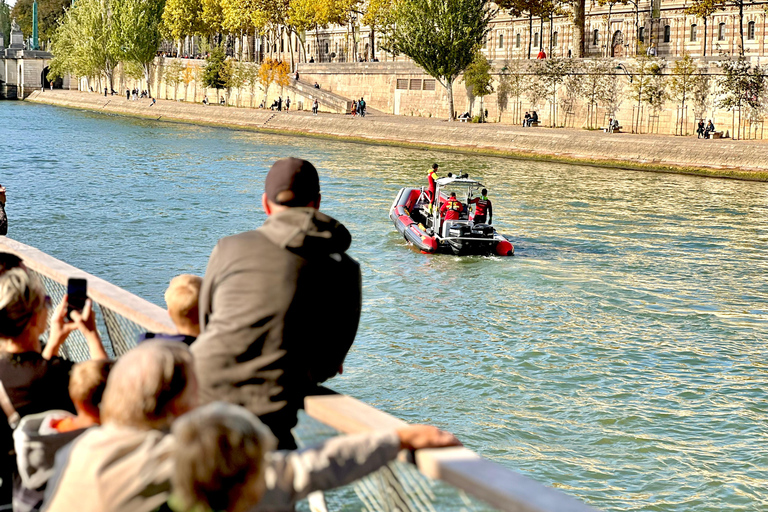 Paris: Day or Evening River Cruise with Musical Ambiance Paris: Evening River Cruise with Musical Ambiance & Postcard