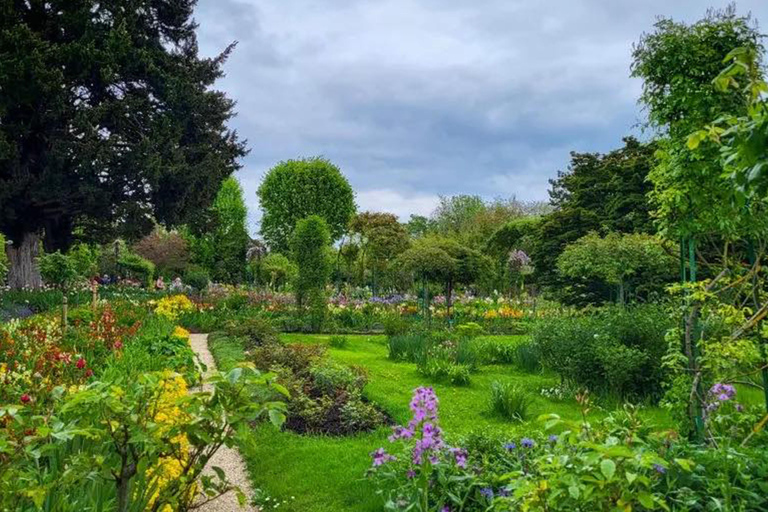 Van Gogh & Monet Villages: Full-Day Tour from Paris