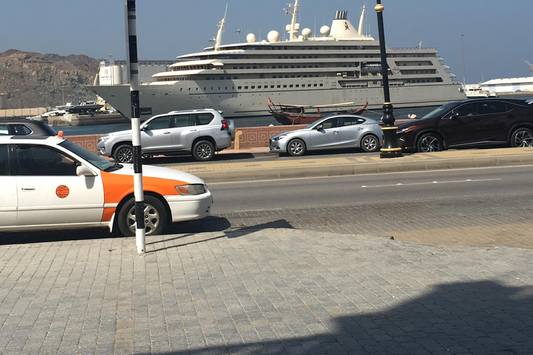 Mascate: Día completo de alquiler de coche con conductor en Omán