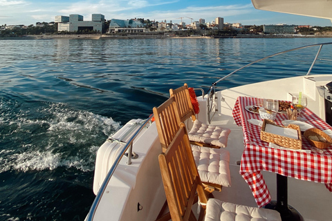 Lisbona: tour privato di 6 ore in catamarano con nuoto