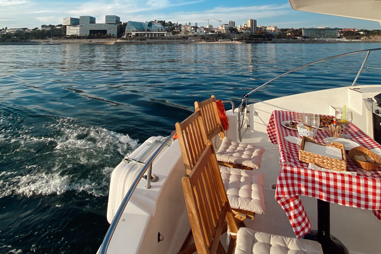 Lisbona: tour privato di 6 ore in catamarano con nuoto