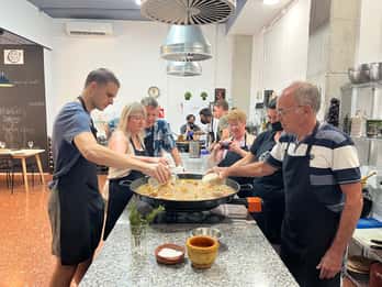 Valencia: Laboratorio serale guidato di paella, tapas e bevande